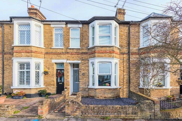 1 Bedroom Flat To Rent In Meadow Road, Loughton, Essex, IG10