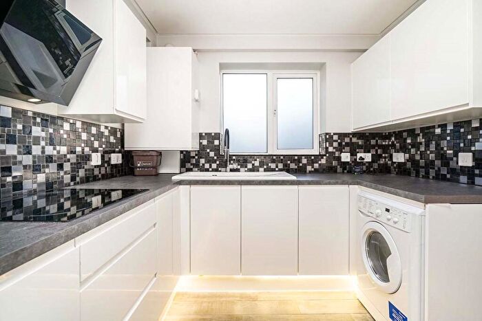 2 Bedroom Flat To Rent In Jengar Close, Sutton, SM1