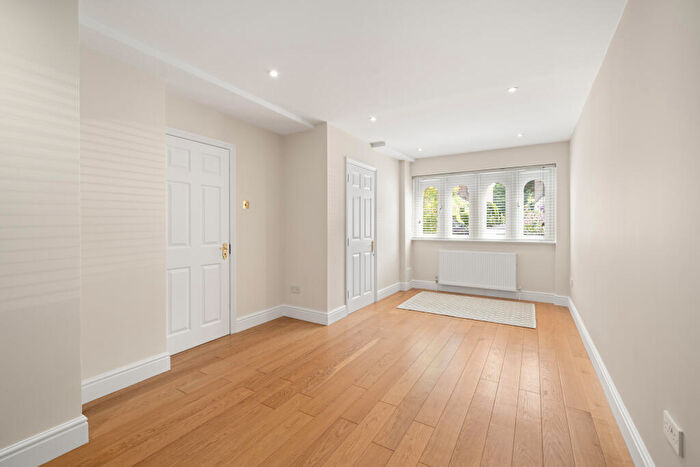 4 Bedroom Town House To Rent In Sandown Gate, Esher, KT10