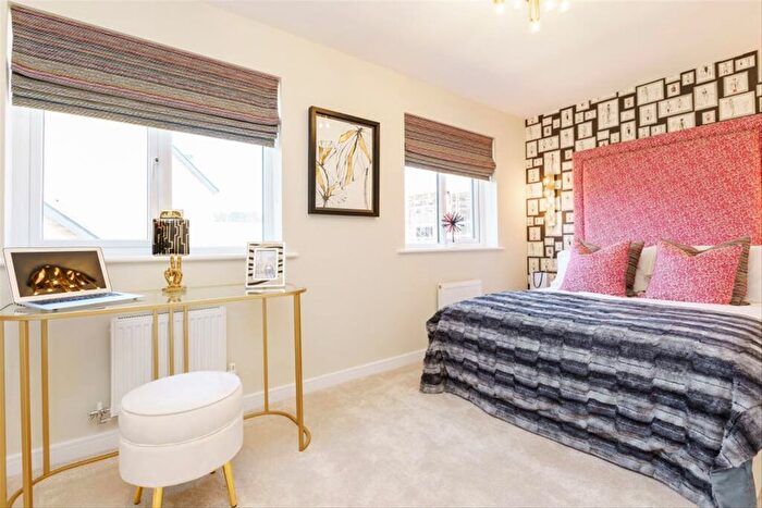 3 Bedroom End Of Terrace House For Sale In Meadowview Road, London, SW20