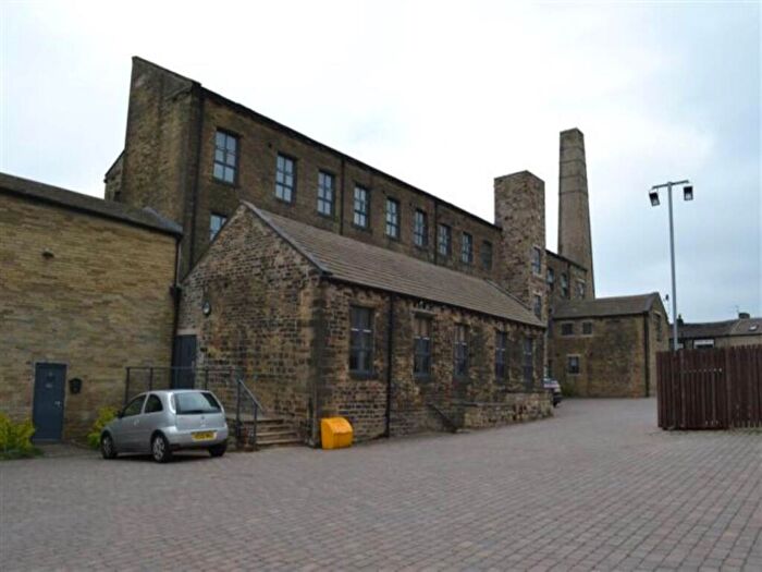 2 Bedroom Flat To Rent In Highgate Mill Fold, Clayton Heights, Bradford, BD13