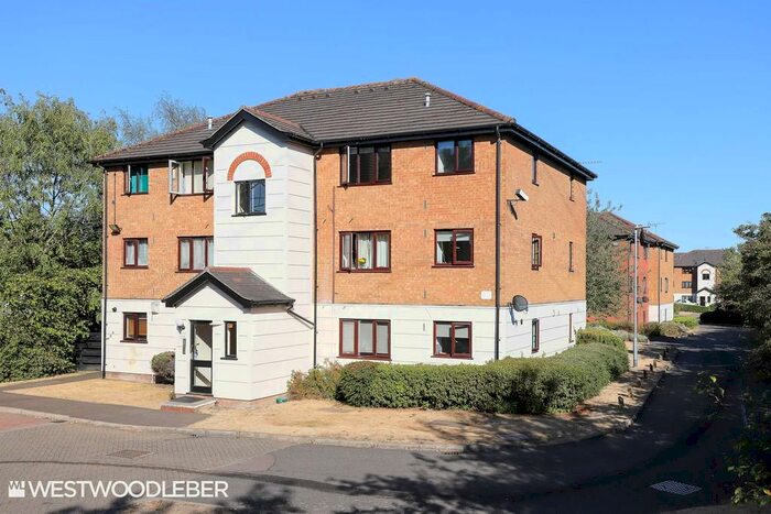 1 Bedroom Apartment To Rent In Parrotts Field, Hoddesdon, EN11