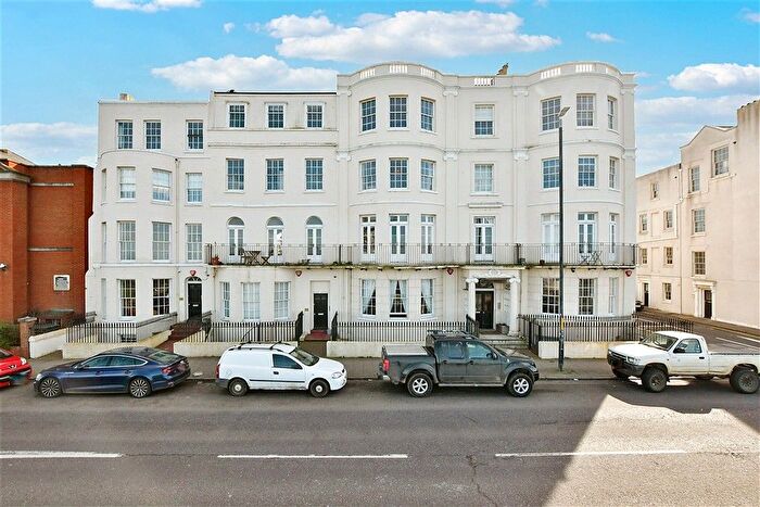 1 Bedroom Flat For Sale In Fort Crescent, Margate, Kent, CT9