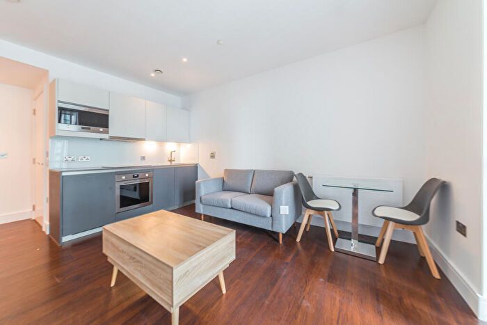 Apartment To Rent In Harbour Way, London, E14