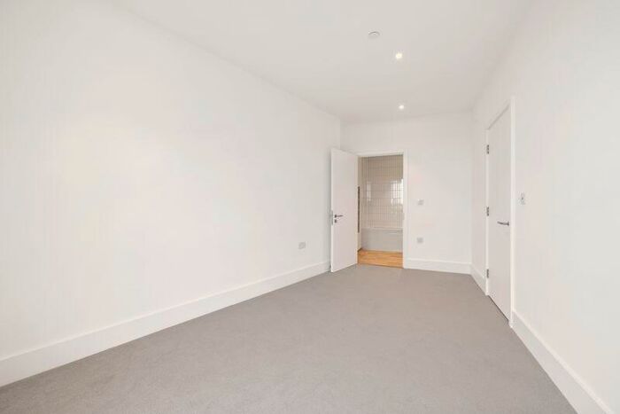 3 Bedroom Flat To Rent In Immediate Move In - Lion Green Road, Coulsdon, CR5