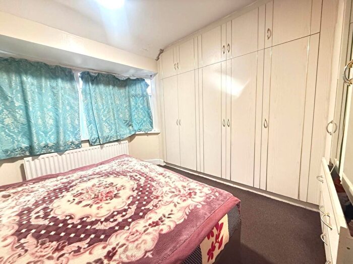 3 Bedroom Semi Detached House For Sale In Dorchester Waye, Hayes, UB4