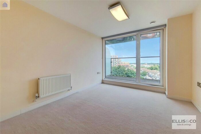 2 Bedroom Flat To Rent In The Green, Southall, UB2