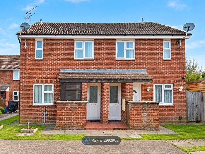 1 Bedroom Flat To Rent In Invicta Court, Milton Regis, Sittingbourne, ME10