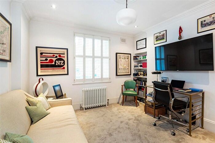 2 Bedroom Apartment To Rent In Redcliffe Gardens, Chelsea, SW10
