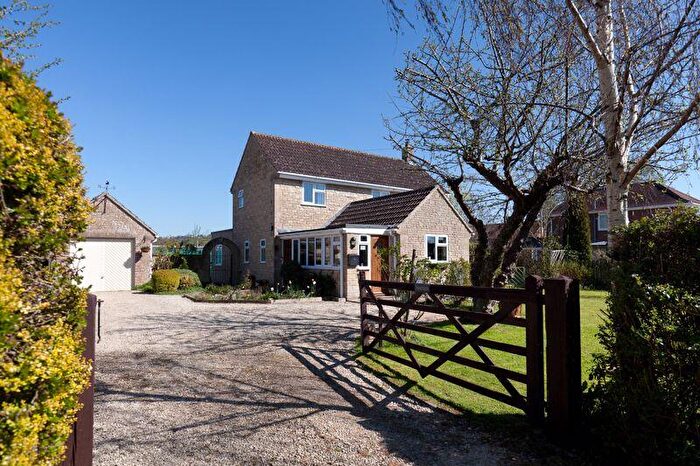 3 Bedroom Detached House For Sale In Motcombe, SP7