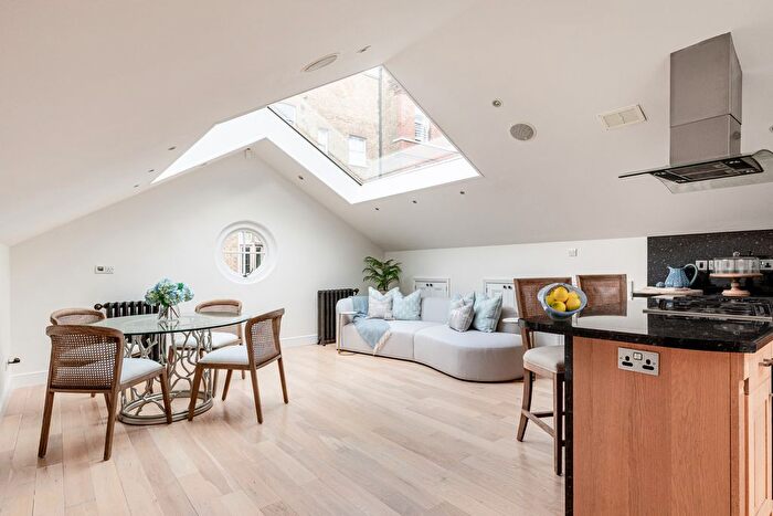 2 Bedroom Mews For Sale In Clabon Mews, London, SW1X