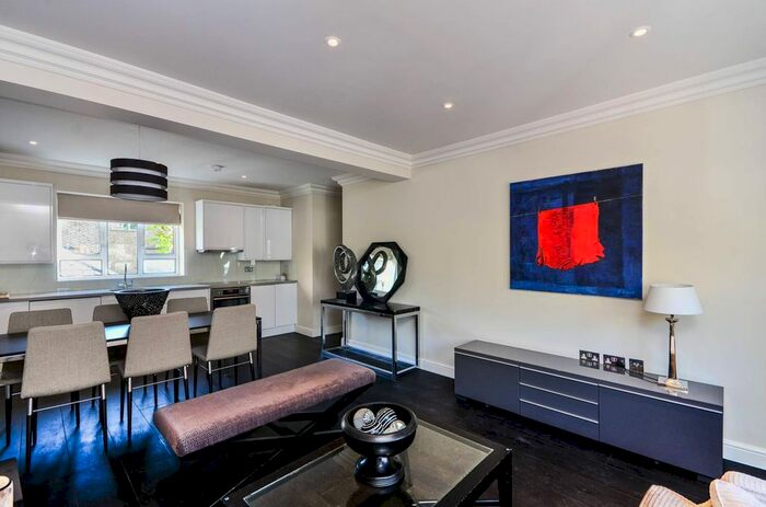 3 Bedroom Flat To Rent In Edith Grove, Chelsea, London, SW10