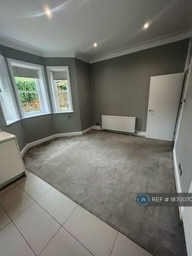 2 Bedroom Flat To Rent In Rosendale Road, London, SE21