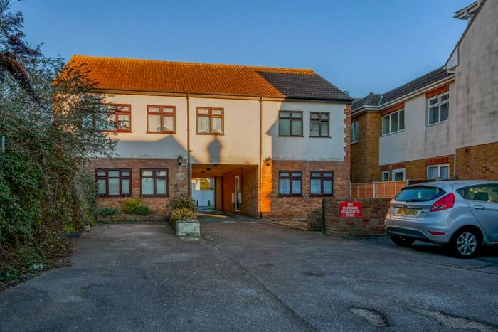 2 Bedroom Flat To Rent In Bedroom Ground Floor Flat In Southend On Sea, SS3