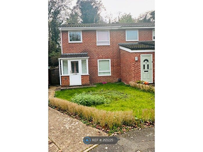 3 Bedroom Semi-Detached House To Rent In Sycamore Close, Barnet, EN4