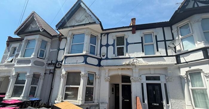 2 Bedroom Flat For Sale In Beedell Avenue, Westcliff-on-Sea, Essex, SS0