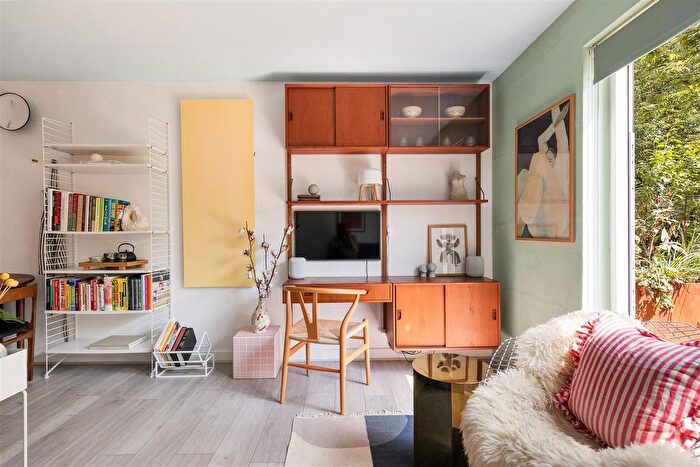 1 Bedroom Flat For Sale In Alders Close, London, E11
