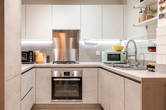 1 Bedroom Flat For Sale In High Wycombe, Town Centre, Buckinghamshire, HP11