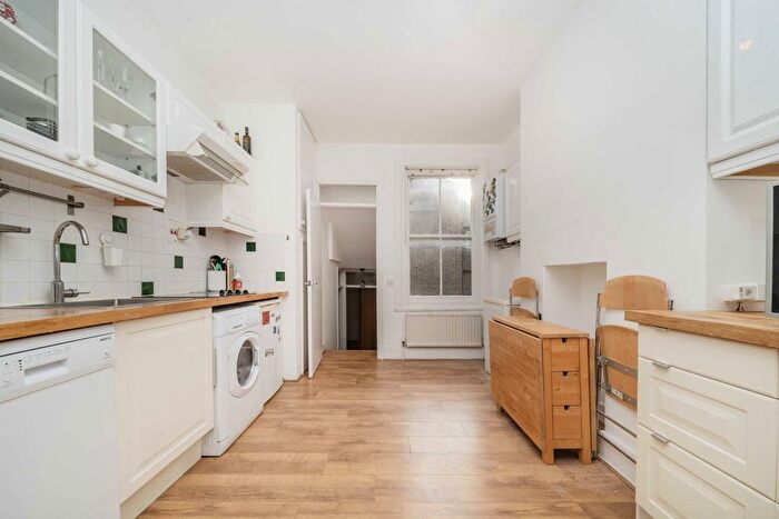 1 Bedroom Flat To Rent In Heyford Avenue, London, SW8