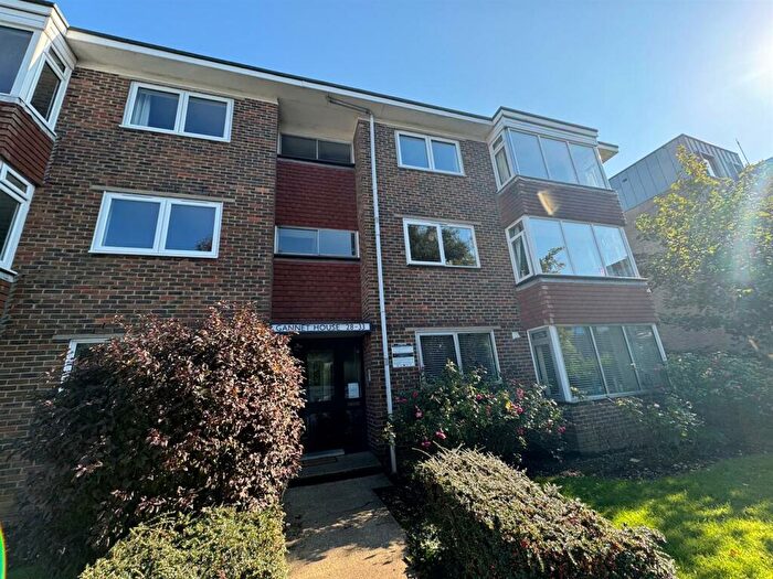 2 Bedroom Flat To Rent In Goldstone Crescent, Hove, BN3