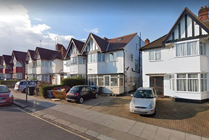 Studio To Rent In Heathfield Gardens, London, NW11