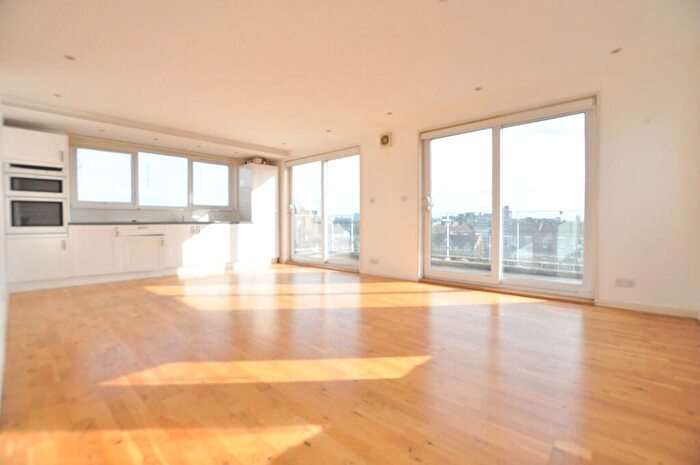 1 Bedroom Penthouse To Rent In Bethnal Green Road, London, E2