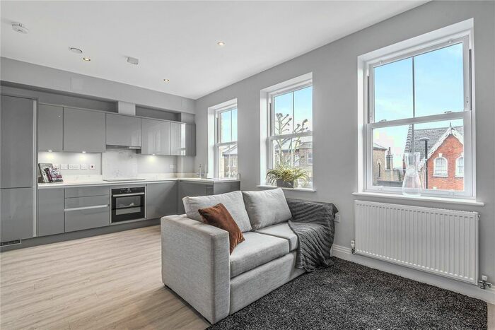 2 Bedroom Flat To Rent In High Road, North Finchley, London, N12