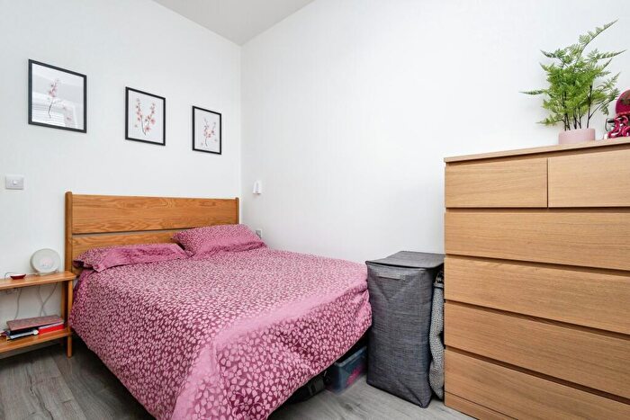 1 Bedroom Flat For Sale In Ladymead, Guildford, Surrey, GU1