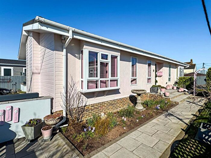 2 Bedroom Park Home For Sale In Thornlea Park, Littlehampton, BN17