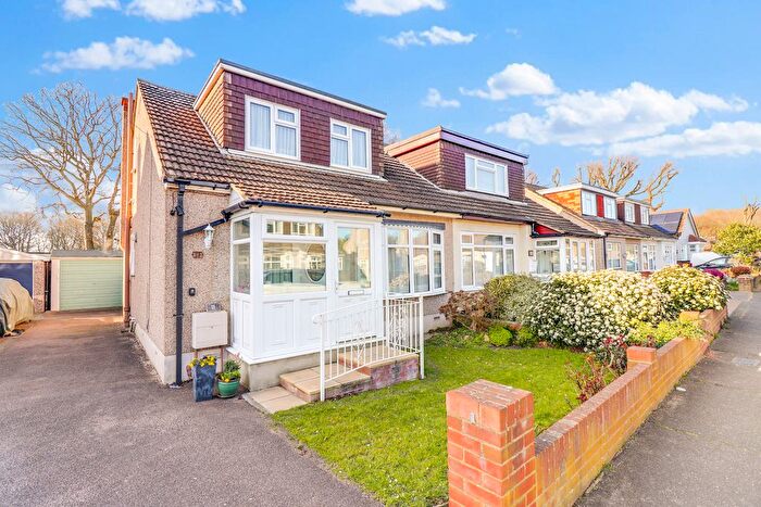 2 Bedroom Chalet For Sale In Lewes Way, Benfleet, SS7