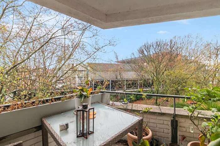 3 Bedroom Flat To Rent In Alder Lodge, Stevenage Road, SW6