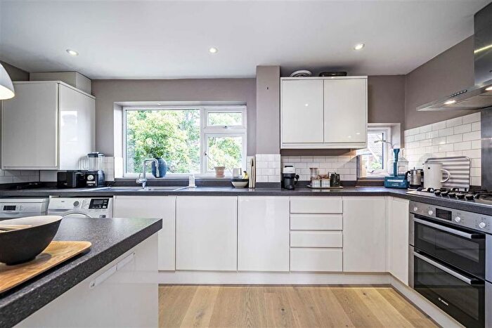 2 Bedroom Flat To Rent In Broom Close, Teddington, TW11