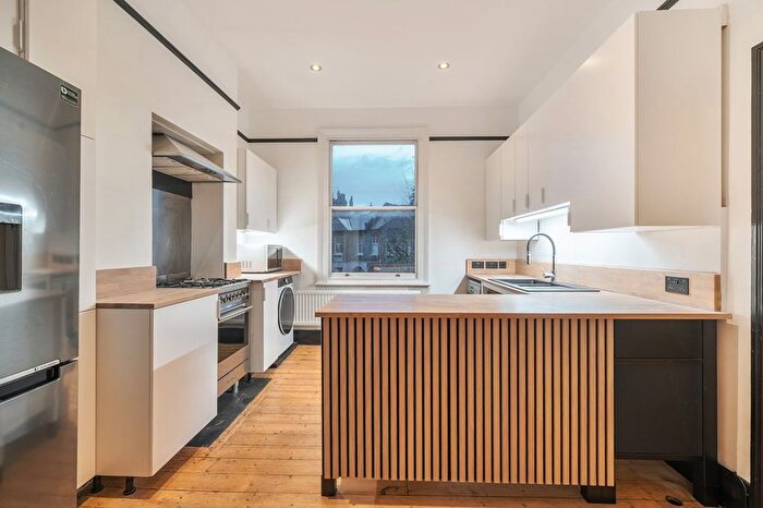 4 Bedroom Flat To Rent In Tunley Road, Balham, London, SW17