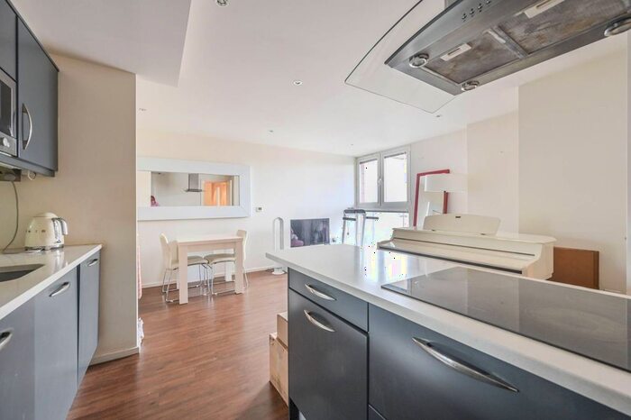 2 Bedroom Flat To Rent In Western Gateway, Silvertown, London, E16