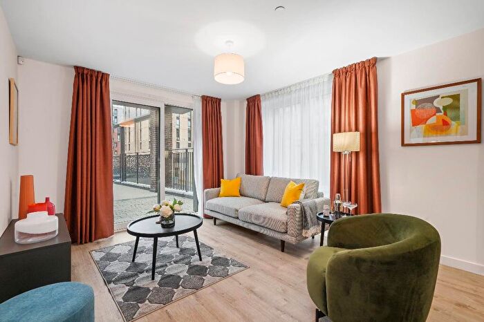 3 Bedroom Apartment To Rent In Potters, M5