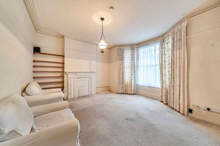 3 Bedroom Flat For Sale In Brondesbury Park Mansions, Queen's Park, London, NW6