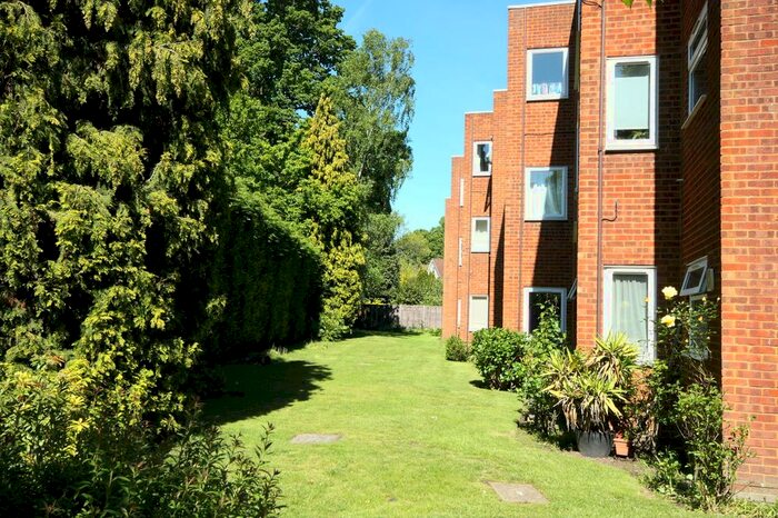 2 Bedroom Flat To Rent In Alwyne Court, Woking, GU21