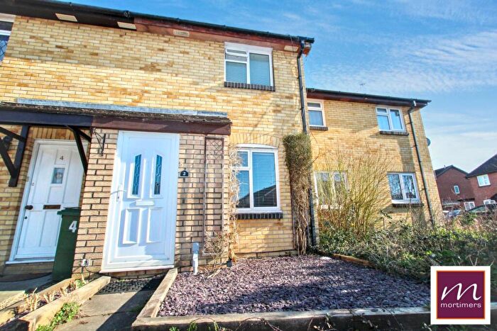 2 Bedroom Terraced House For Sale In Field Close, Aylesbury, HP20