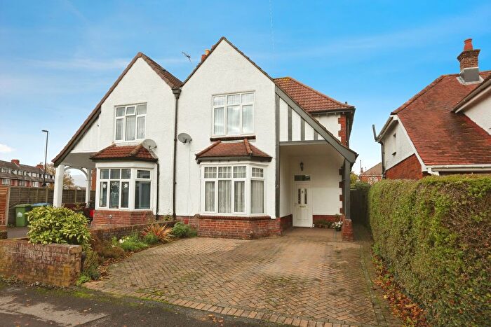 3 Bedroom Semi Detached House For Sale In Garfield Road, Southampton, Hampshire, SO19