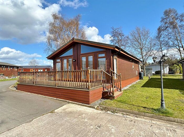 2 Bedroom Mobile/park Home For Sale In Cliffe Country Lodges, Cliffe Common, Selby, YO8