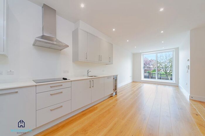 2 Bedroom Flat To Rent In Park Avenue, Bushey, WD23