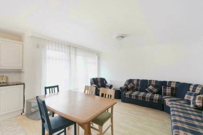 3 Bedroom Flat To Rent In Daubeney Road, London, E5