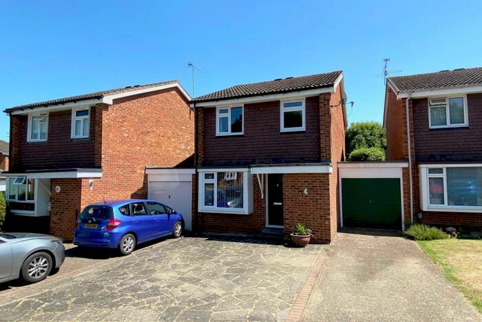 3 Bedroom Link Detached House To Rent In Goldsworth Park, GU21