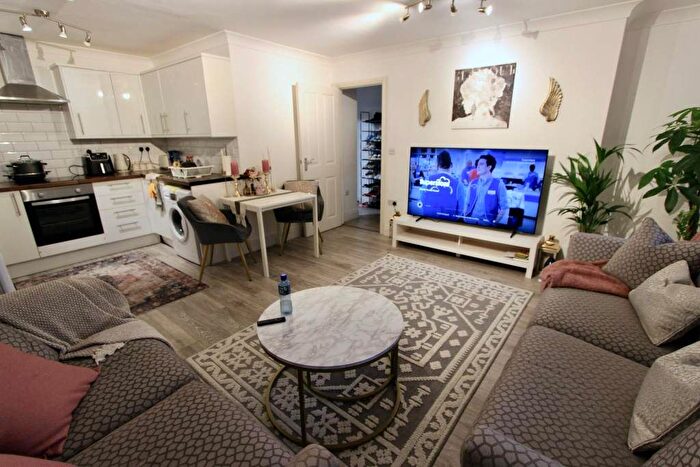 2 Bedroom Flat To Rent In High Road, London, N12