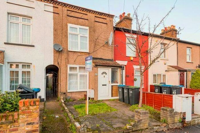2 Bedroom Property For Sale In Hoe Lane, London, EN3