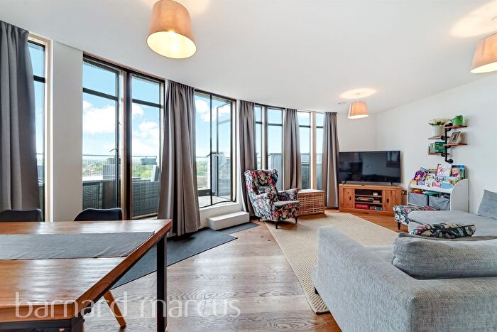 3 Bedroom Flat For Sale In Cavendish Road, London, SW19