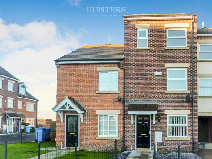 3 Bedroom Town House To Rent In Pippin Close, Fox Covert Lane, Misterton, Doncaster DN10