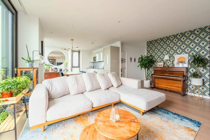 3 Bedroom Flat To Rent In St Gabriel Walk, Elephant And Castle, London, SE1