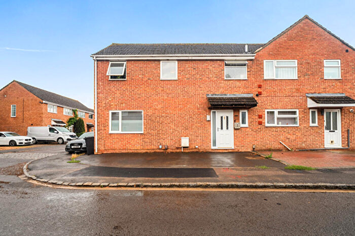 3 Bedroom Semi-Detached House For Sale In Queens Road, Carterton, OX18