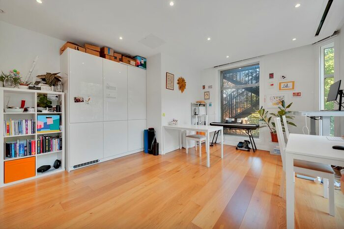 1 Bedroom Flat To Rent In Highbury Crescent, Highbury, London, N5